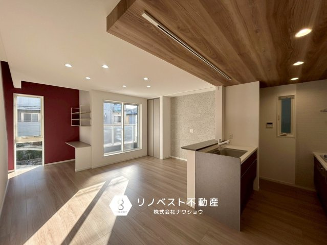 ヘレナガーデン花園東町WESTの居間・リビング|ダウンライトで天井が高く見えます◎
壁掛けテレビを設置できる位置にコンセントもございます♪