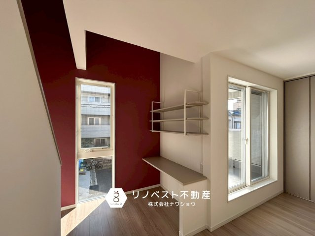 ヘレナガーデン花園東町WESTの居間・リビング|リビングの階段横にはワークスペースもあり、ちょっとした作業におすすめです♪
クロスで空間を分けられるのもお洒落ですね！