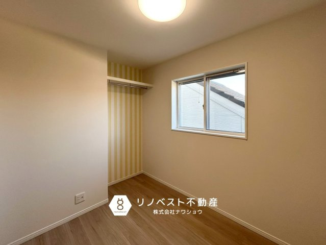 ヘレナガーデン花園東町WESTの洋室|ハンガーラック付きの洋室。シンプルな洋室でお部屋のレイアウトがしやすい♪