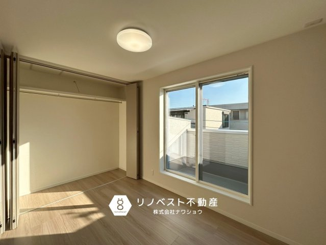 ヘレナガーデン花園東町WESTの洋室|大容量のクローゼット付き◎バルコニーに面しており、明るく風通りが良いです◎