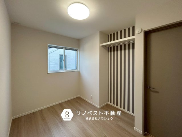 ヘレナガーデン花園東町WESTの洋室|収納付きの納戸。家族共同のウォークインクローゼットにもおすすめです♪