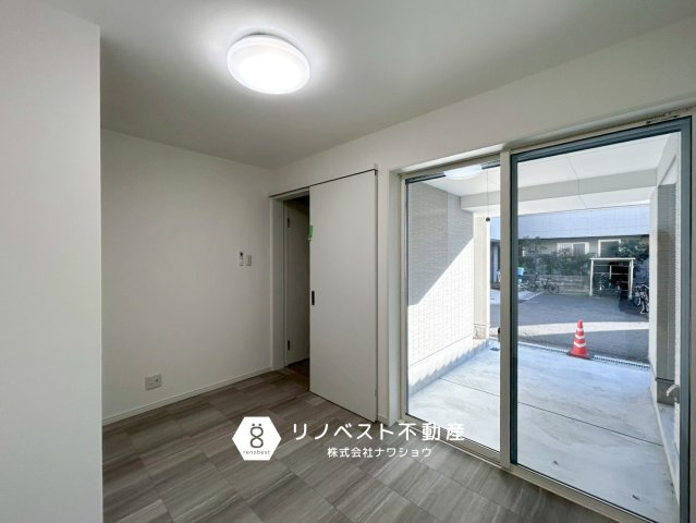 ヘレナガーデン花園東町WESTの洋室|1階納戸。駐車場と繋がる窓があり、お買物後そのまま室内に荷物を運べます◎
