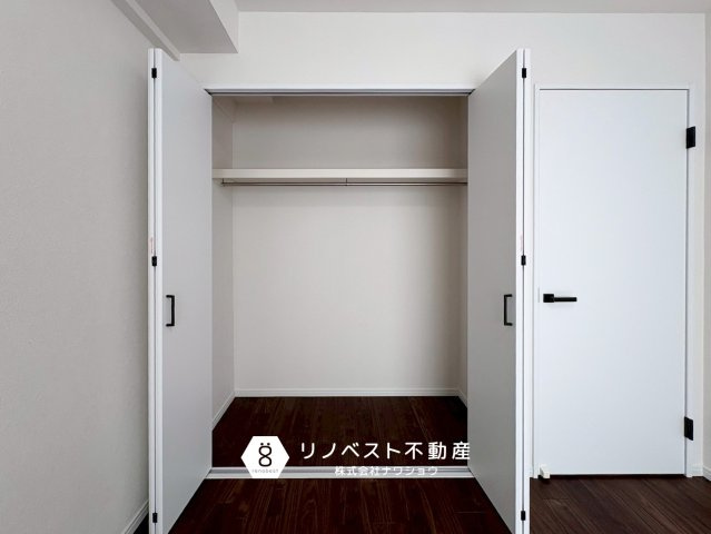 エスリード鴻池の収納|ハンガーパイプがついているのでお洋服の整理にも役立ちます◎上部の棚には普段あまり使わない物も収納しておけますね◎