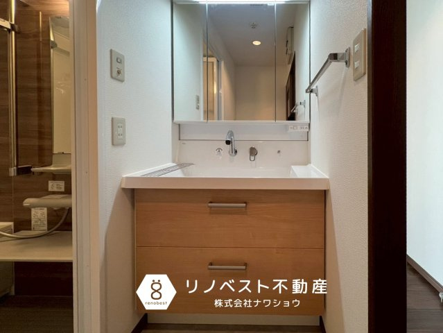 イトーピア新石切の独立洗面台|三面鏡付き独立洗面台。
朝の身支度もここでバッチリ整います◎
