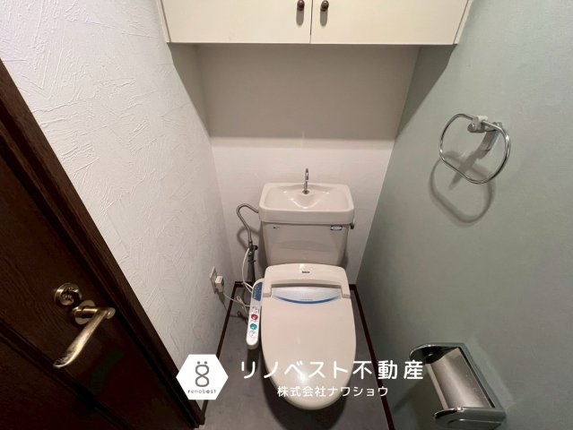 イトーピア新石切のトイレ|上部棚があるのでトイレットペーパーのストックや掃除用具などを収納することができます◎