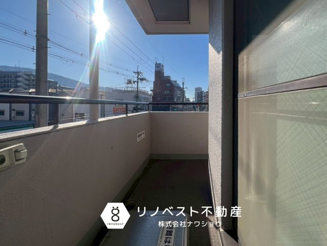 イトーピア新石切のバルコニー|L字バルコニーで南向きなので陽当たりも良好で洗濯物もよく乾きそうですね！