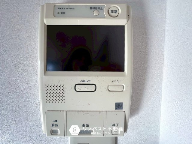 イトーピア新石切の防犯設備|TVモニター付きインターホンで事前に訪問者を確認できるのは安心ですね◎