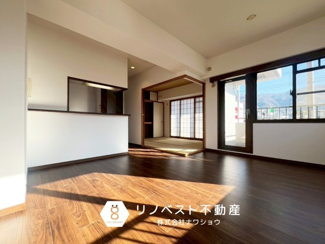 イトーピア新石切の居間・リビング|約14.5帖のLDK！
採光が南東につき、日当たり良好です◎