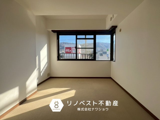 イトーピア新石切の洋室|約6.1帖の洋室。大容量の収納付き。
タイルカーペットにつき冬でも足元が冷えにくい仕様です◎