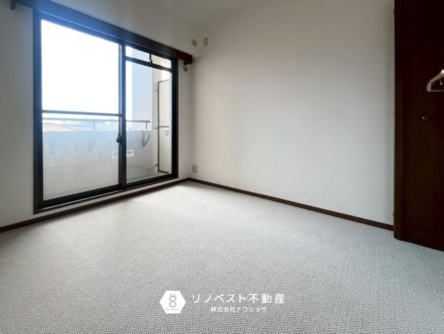 イトーピア新石切の洋室|バルコニーに出られる洋室です！日々の気分転換にもピッタリですね♪