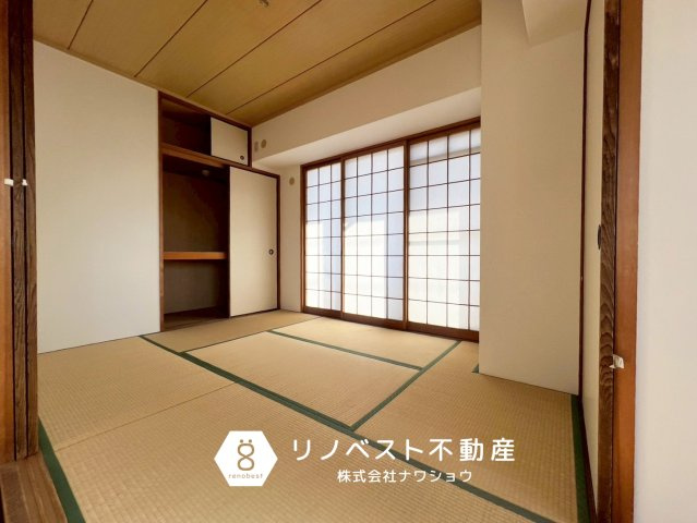 イトーピア新石切の和室|約6帖の和室。押入れ付き。
バルコニーに面した大きな窓からの日当たりもバッチリです◎