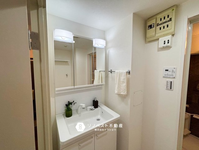 ハイネスプリモール城東の独立洗面台|朝の身支度をスムーズに！便利な三面鏡独立洗面台は女性に人気♪