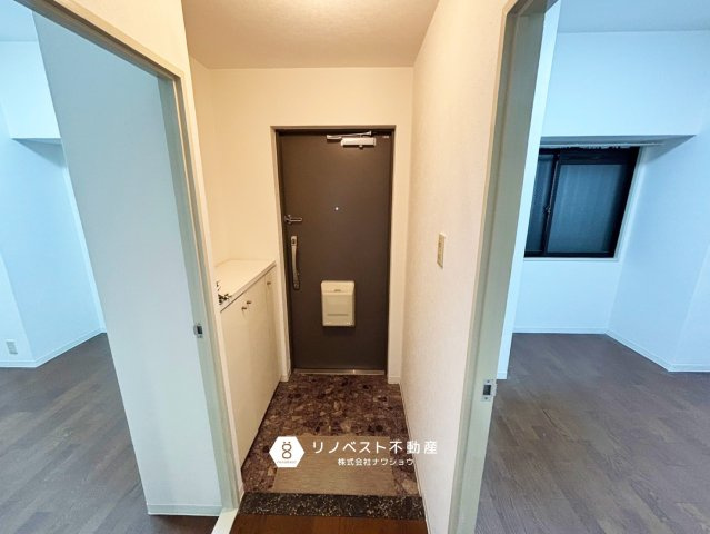ハイネスプリモール城東の玄関|シューズボックスの上に空間があり、開放的な玄関！