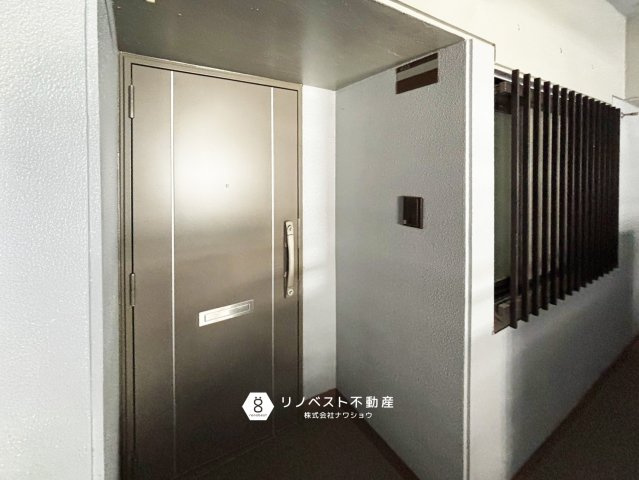 ハイネスプリモール城東の玄関|ドアを開けても周りから室内が見えにくいためプライベート空間を邪魔されない！