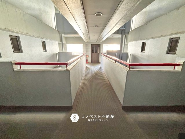 ハイネスプリモール城東のその他|光が差し明るい廊下