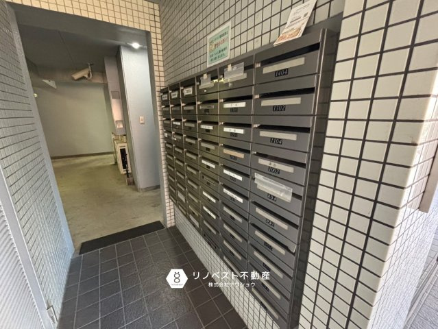 ハイネスプリモール城東のその他共用部分|駐輪場からすぐ近くに郵便ポスト！