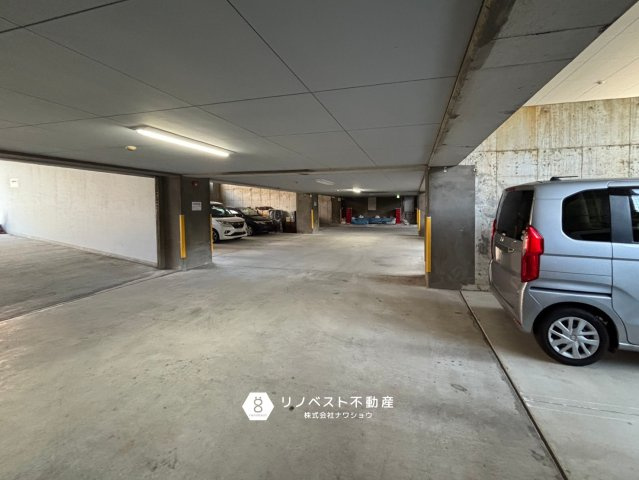 ハイネスプリモール城東の駐車場|広めの駐車場で出し入れしやすい！空き要確認