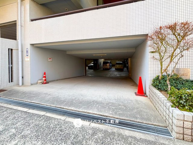 ハイネスプリモール城東の駐車場|屋根付きの駐車場で雨の心配なし！