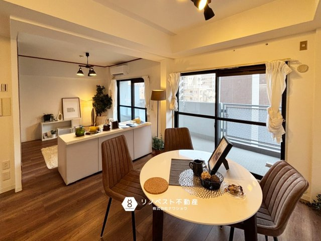 ハイネスプリモール城東の居間・リビング|約15帖の広々としたLDKは南向きで陽当たり良好◎お部屋がパッと明るくなります