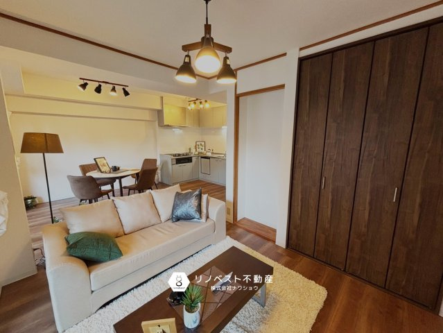 ハイネスプリモール城東のダイニング|クローゼット付きのダイニングで収納家具を減らせて広々空間に！