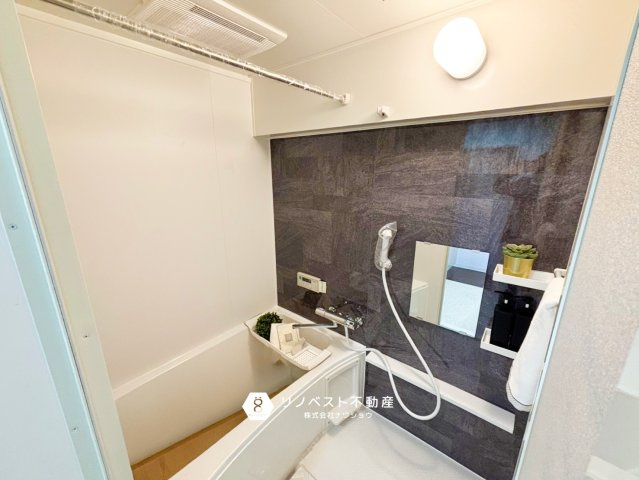 ハイネスプリモール城東の浴室|落ち着いた印象のバスルームでは一日の疲れを癒してくれます♪追い炊き機能付き◎