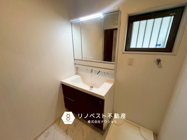 東大阪市大蓮北３丁目の独立洗面台|窓付の洗面室でカビ対策◎は洗面台の電球はオレンジより昼白色がおすすめ！お化粧のムラや顔色の変化に気づきやすくなります。