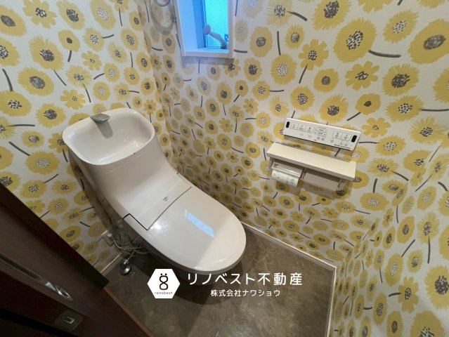 東大阪市大蓮北３丁目のトイレ|壁紙が印象的なトイレです。遊び心があっていいですね♪