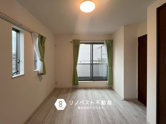 東大阪市大蓮北３丁目の洋室|クローゼット付きの約6.25帖の洋室。
バルコニーからの日差しも十分です◎