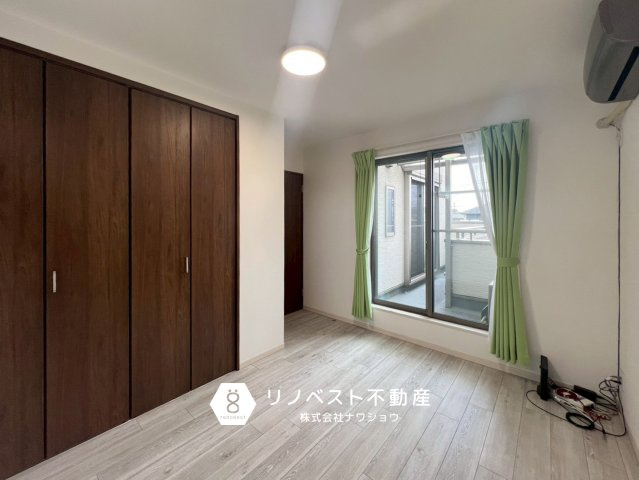 東大阪市大蓮北３丁目の洋室|全居室バルコニーに面しているから窓が大きくたっぷり採光が入ってきます♪