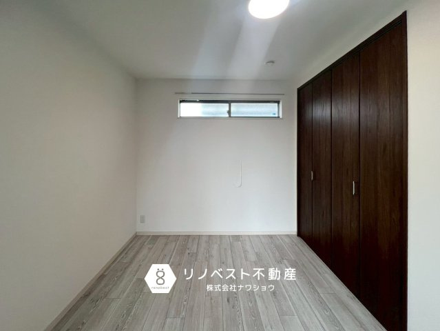 東大阪市大蓮北３丁目の洋室|小さなラグを置くと、床が細切れに見えて部屋が狭く感じることがあります。家具（ソファやベッド）の前脚が乗るくらいの少し大きめのサイズを選ぶと、空間に繋がりが出てゆったりとした印象になります◎