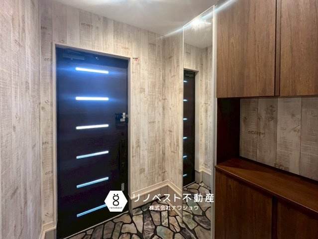 東大阪市大蓮北３丁目の玄関|ミラー付きのシューズボックスで、外出時の身だしなみチェックができます◎
