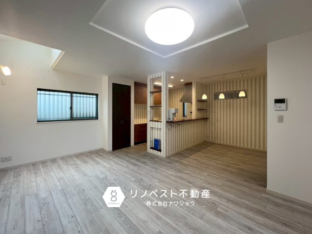 東大阪市大蓮北３丁目の居間・リビング|リビングの一角には天窓がございます。
日中は照明いらずの明るいLDKです♪