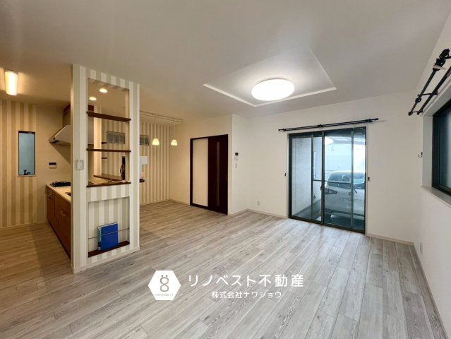 東大阪市大蓮北３丁目の居間・リビング|約17帖のLDKです。
駐車場に繋がる掃き出し窓がございます♪