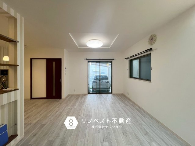 東大阪市大蓮北３丁目の居間・リビング|背の高い家具を入り口付近にまとめ、奥に行くほど低い家具を配置すると、視線が奥まで通り、部屋が広く感じられます。特に、窓を塞がないレイアウトが開放感の決め手です◎