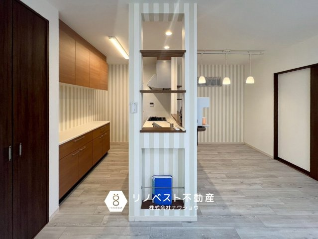 東大阪市大蓮北３丁目の居間・リビング|ラックや収納納多いキッチン回り。
カウンターキッチンなのでリビングの様子を見渡せます♪