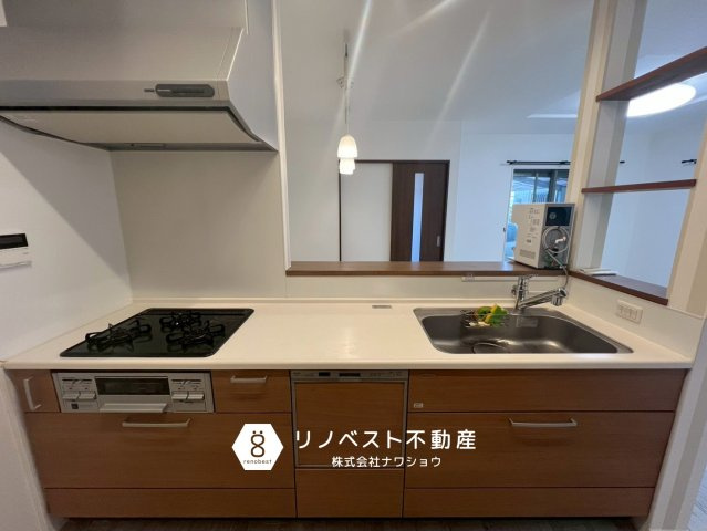 東大阪市大蓮北３丁目のキッチン|食洗機付きのカウンターキッチン。
収納も多いので、調理道具もスッキリ片付きます◎