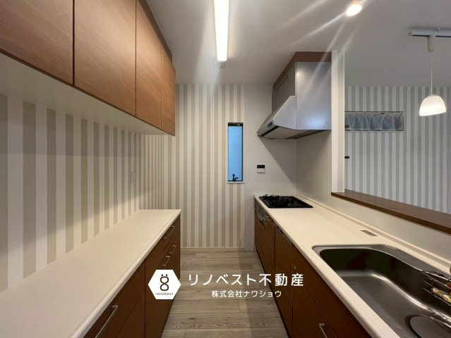 東大阪市大蓮北３丁目のキッチン|対面式のキッチンだからダイニングにお料理を運ぶ動作がスムーズです◎
リビングで寛ぐ家族の様子も見守れてファミリーにおすすめ！