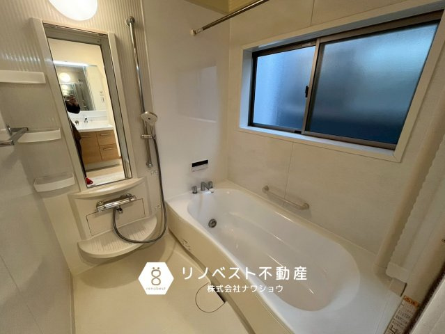 東大阪市岩田町6丁目の浴室|2階にバスルームがございますので、お風呂上り湯冷めする前にベッドに入れますね♪
浴槽は広々としており家族で入ってもゆとりがありそうです。