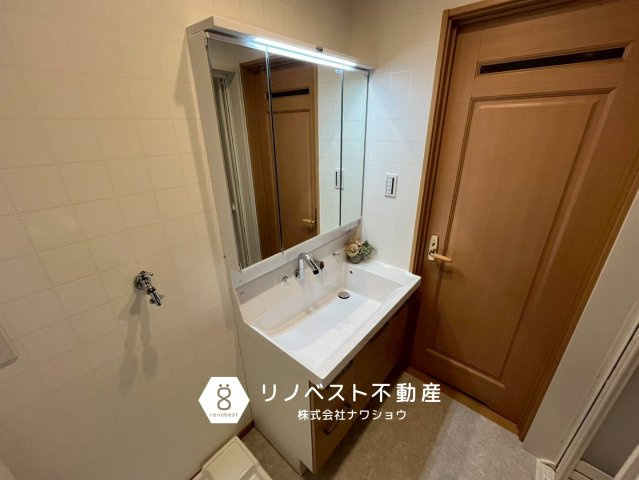 東大阪市岩田町6丁目の独立洗面台|お掃除のしやすい三面鏡付独立洗面台◎
