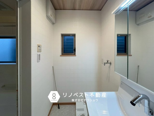 東大阪市岩田町6丁目の洗面所|洗面台の電球はオレンジよ昼白色がおすすめ！お化粧のムラや顔色の変化に気づきやすくなります。服の色味も正しく見えるので、コーディネートの失敗も防げます。