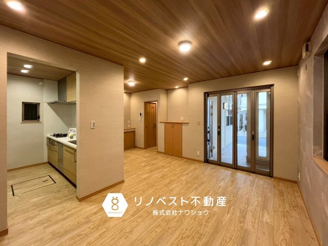 東大阪市岩田町6丁目の居間・リビング|ダウンライトで天井が高く見えます◎
ポーチに繋がる掃き出し窓には電動シャッター付きで防犯対策も◎