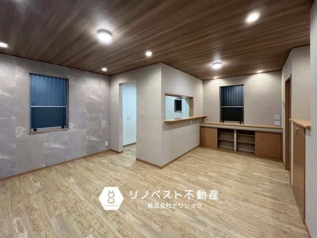 東大阪市岩田町6丁目の居間・リビング|窓が多く風通りが良いです！
細かな収納が多く片付いたリビングを保てます♪