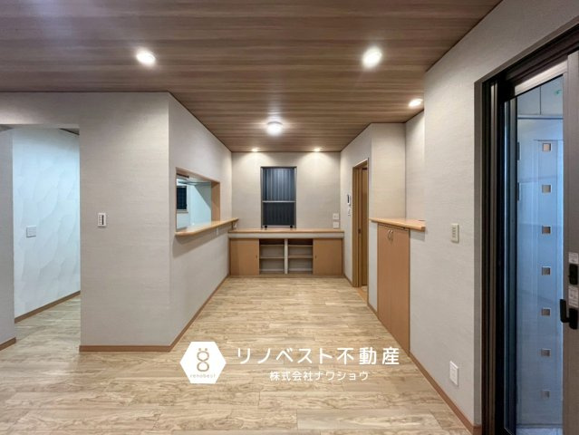 東大阪市岩田町6丁目の居間・リビング|キッチンのカウンター前にダイニングテーブルをレイアウトすると、動線が良く配膳がスムーズです。