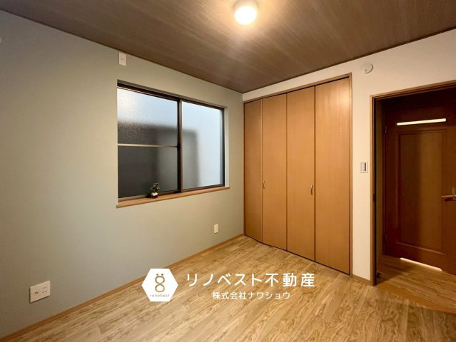 東大阪市岩田町6丁目の洋室|約4.5帖の洋室。
全居室収納付きのため、お部屋の収納家具を減らせて広くお使いいただけます♪