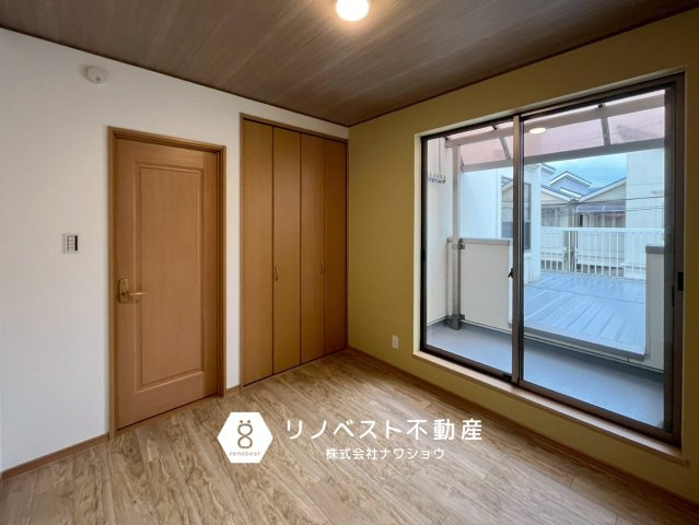 東大阪市岩田町6丁目の洋室|黄色いクロスが可愛い約4.5帖の洋室。
カーポートバルコニーに面しており、明るく開放的♪
