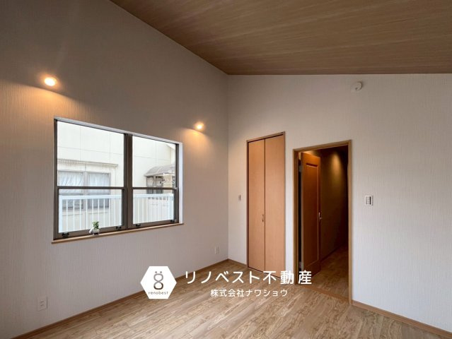 東大阪市岩田町6丁目の洋室|天井が高く広々とした約6.7帖の洋室。
ライトがお洒落！家具のレイアウトをお楽しみください◎