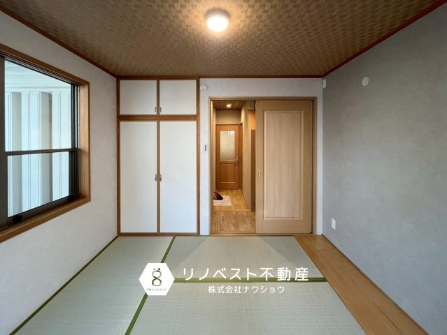 東大阪市岩田町6丁目の和室|1階約5.2帖の和室。
客間にピッタリ。リビングを通さず来客対応できるのが嬉しいポイント◎