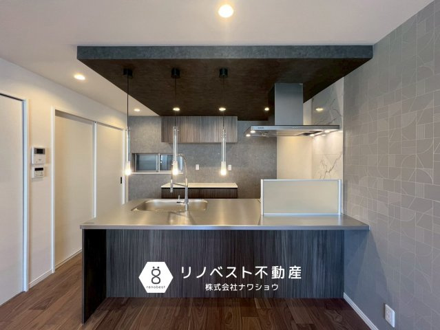 東大阪市今米1丁目のキッチン|カウンター側にイスを置いてテーブルとして使用することも可能◎