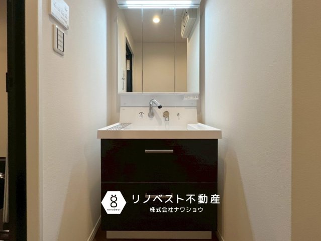 東大阪市今米1丁目の独立洗面台|洗面台の電球はオレンジよ昼白色がおすすめ！お化粧のムラや顔色の変化に気づきやすくなります。服の色味も正しく見えるので、コーディネートの失敗も防げます♪