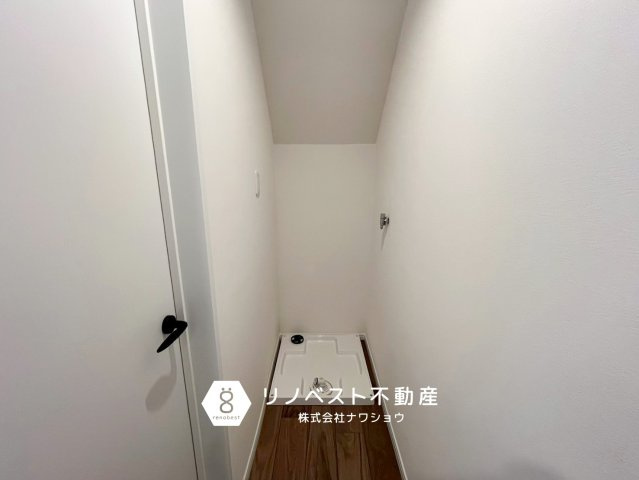 東大阪市今米1丁目のランドリースペース|階段下のデッドスペースを活かした洗濯機置場です◎
